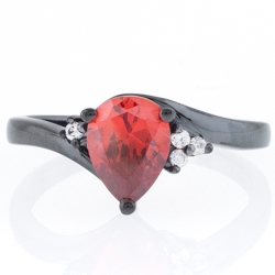 Anillo de Plata Negra con Opalo de Fuego en Corte de Pera