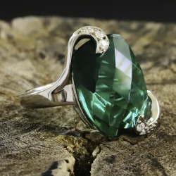 Anillo de Esmeralda Con Corte de Cojín