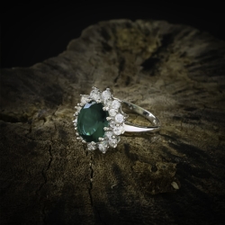 Elegante Anillo de Plata de Ley con Esmeralda