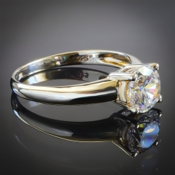 Gran Anillo Solitario con Piedra Zirconia y Acabado en Baño de Oro