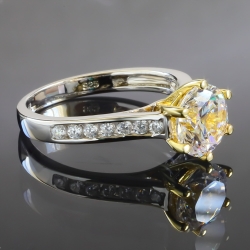 Hermoso Anillo Solitario con Piedra Zirconia y Bellos Acabados en Baño de Oro de 14K