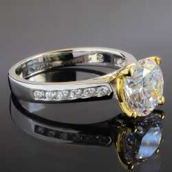 Maravilloso Anillo de Plata con Solitario de Zirconia