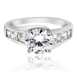 Hermoso anillo de compromiso en plata .925