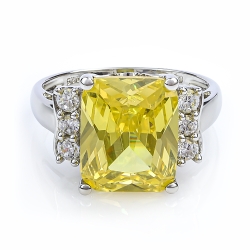 Anillo de Plata y Zultanita Cambia Color con Zirconias