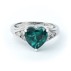 Hermoso Anillo de Alejandrita Con Corte Corazon