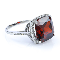 Anillo de Plata de Ley con Granate