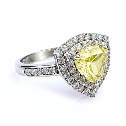 Anillo de Plata y Zultanita Cambia Color con Zirconias en Corte Triangular