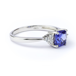 Elegante Anillo de Plata de Ley con Tanzanita