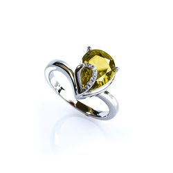 Anillo de Plata Solitario con Alejandrita Amarilla en Corte Pera