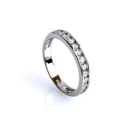 Anillo de Compromiso Decorado Con Hermosas Piedras de Zirconia