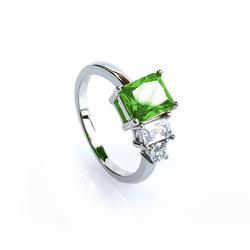 Anillo de Peridoto Con Tres Piedras