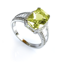 Anillo de Plata de Ley con Alejandrita Talla Esmeralda 8 mm