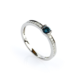 Anillo de Oro Solido de 14K con Diamantes Azules 0.35 Quilates