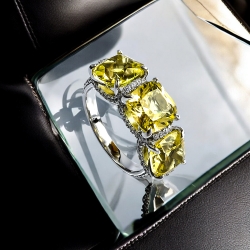 Anillo de Alejandrita Corte Trillion Yellow to Peach 8 mm