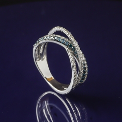 Anillo de Oro Solido de 14K con Diamantes Azules 0.66 Quilates