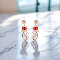 Aretes de Gato Con Swarovski Color Roja y Madre Perla