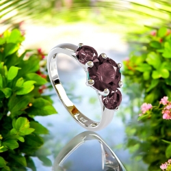 Anillo de Alejandrita de 3 piedras Morada Rosa