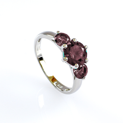 Anillo de Alejandrita de 3 piedras Morada Rosa