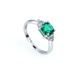 Elegant Sterling Silver Ring with Emerald
