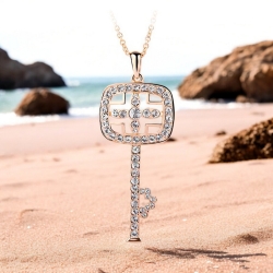 Collar de Llave con Cristal Swarovski y 18k Baño de Oro Rosa