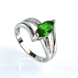 Magnifico Anillo de Plata .925 con una Gema de Esmeralda