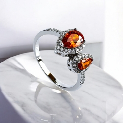 Anillo de Compromiso con Dos Piedras de Opalo de Fuego