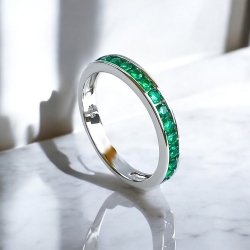 Anillo de Compromiso Decorado Con Hermosas Piedras de Esmeralda