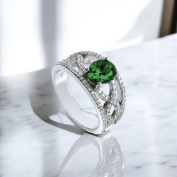 Anillo de Plata con Piedra de Esmeralda en Corte Ovalado