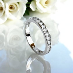 Anillo de Compromiso Decorado Con Hermosas Piedras de Zirconia