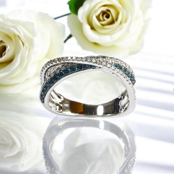 Anillo de Oro Solido de 14K con Diamantes Azules 0.66 Quilates