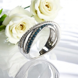 Anillo de Oro Solido de 14K con Diamantes Azules 0.66 Quilates