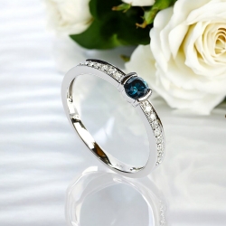 Anillo de Oro Solido de 14K con Diamantes Azules 0.35 Quilates