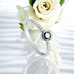 Anillo de Oro Solido de 14K con Diamantes Azules 0.36 Quilates