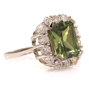 Hermoso Anillo de Alejandrita con Zirconias