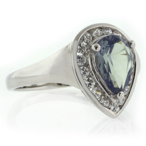 Anillo de Alejandrita Bicolor en Corte de Pera