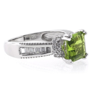 Anillo Lujoso de Peridoto en Plata .925