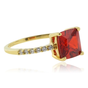 Anillo Elegante de Opalo Rojo en Plata con Baño de Oro