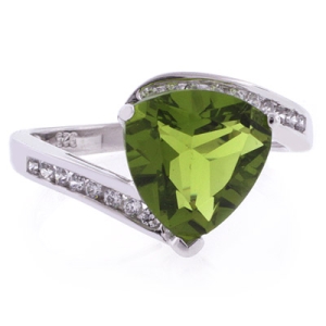 Anillo de Plata de Ley con una Gema de Peridoto