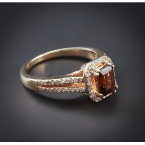 Anillo con Baño de Oro 14K y una Gema de Topacio