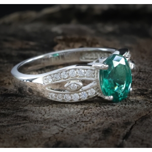 Anillo con una Gema de Esmeralda en Plata .925