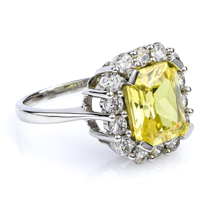 Anillo de Plata y Zultanita Cambia Color en Corte Esmeralda