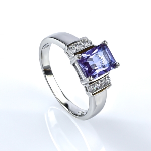 Anillo de Plata .925 con Alejandrita Bicolor ( Morado a Rosa )