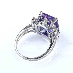 Precioso Anillo de Plata .925 con Alejandrita Azul/Morado