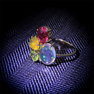 Anillo de Oro con Ópalo Mexicano, Rubelita y Tsavorita