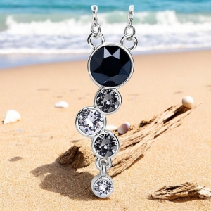 Precioso collar con cristal Swarovski en tonos color Negro