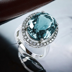 Anillo de 18 mm x 13 mm Alejandrita Corte Ovalada en Plata .925