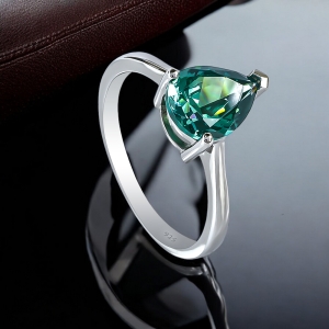 Hermoso Anillo Solitario de Alejandrita 9 mm x 6 mm