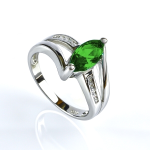 Magnifico Anillo de Plata .925 con una Gema de Esmeralda