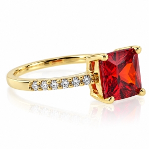 Anillo Elegante de Opalo Rojo en Plata con Baño de Oro