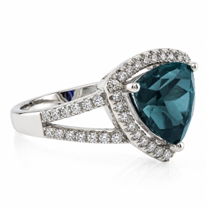 Anillo con una Gema de Alejandrita ( Azul/Verde ) en Plata de Ley .925